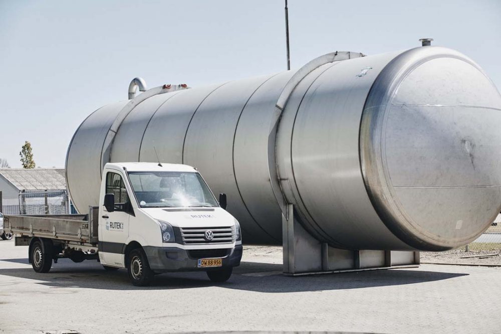 Large stainless steel tank from Rutek A/S